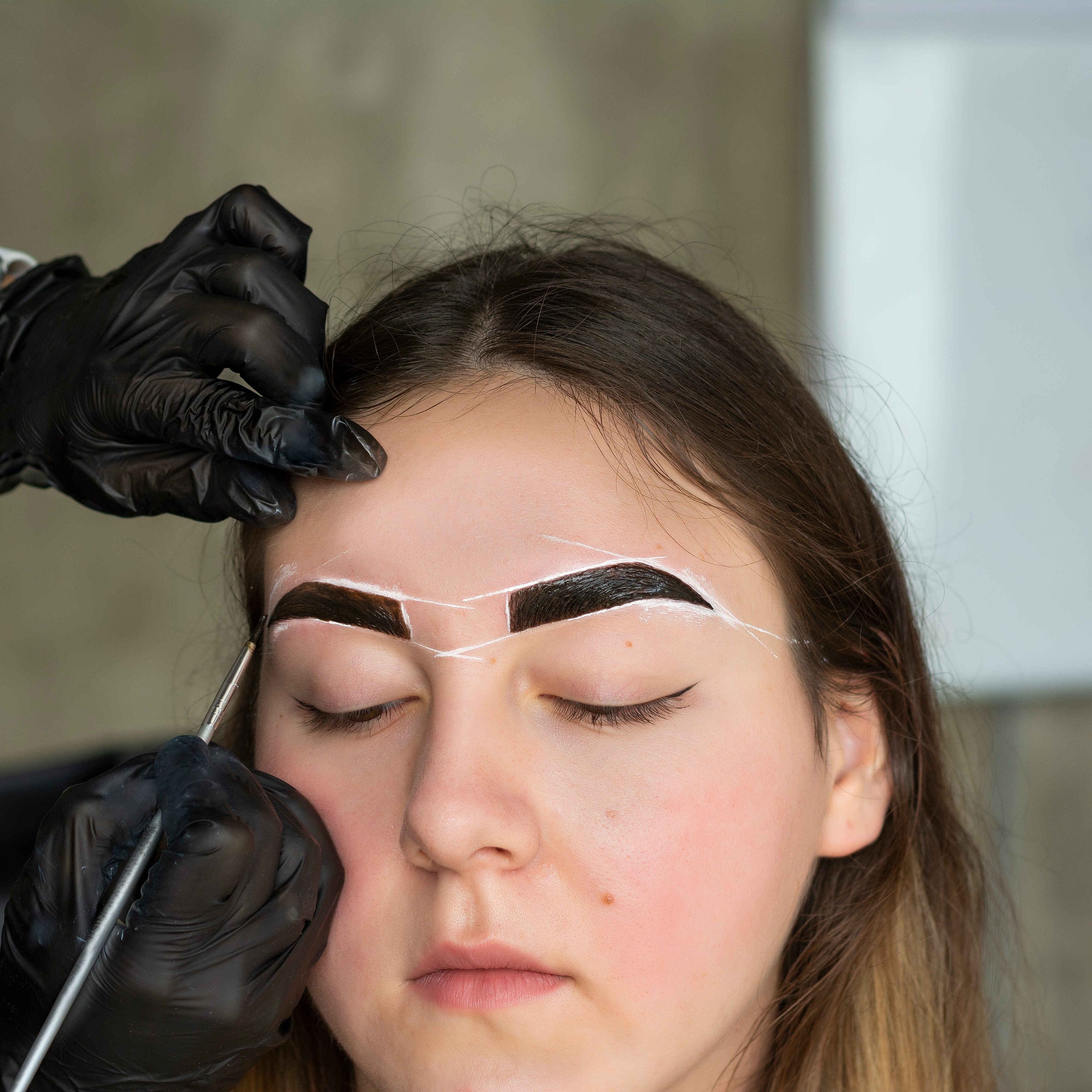 Close-up of a woman in a beauty salon doing eyebrow dyeing